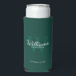 Enfriador De Latas Slim Monograma y nombre de Groomsmen con guión personal<br><div class="desc">Añada un toque personal a su boda con un refrigerador de bebidas personalizado. Este refrigerador de bebidas presenta el nombre personalizado de groomsman en estilo de letra clásico de escritura blanca con detalles bodas en estilo de letra serif clásico blanco y monograma en estilo de fuente serif clásico de color...</div>