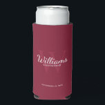 Enfriador De Latas Slim Monograma y nombre de Groomsmen con guión personal<br><div class="desc">Añada un toque personal a su boda con un refrigerador de bebidas personalizado. Este refrigerador de bebidas presenta el nombre personalizado de groomsman en estilo de letra blanco clásico con detalles bodas en estilo serif blanco clásico y monograma con estilo de fuente serif rojo burdeos claro estilo de fuente serif...</div>