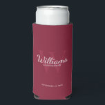 Enfriador De Latas Slim Monograma y nombre de Groomsmen con guión personal<br><div class="desc">Añada un toque personal a su boda con un refrigerador de bebidas personalizado. Este refrigerador de bebidas presenta el nombre personalizado de groomsman en estilo de letra blanco clásico con detalles bodas en estilo serif blanco clásico y monograma con estilo de fuente serif rojo burdeos claro estilo de fuente serif...</div>