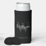 Enfriador De Latas Slim Monograma y nombre de Groomsmen con guión personal<br><div class="desc">Añada un toque personal a su boda con un refrigerador de bebidas personalizado. Este refrigerador de bebidas presenta el nombre personalizado de groomsman en estilo de letra clásico de escritura blanco con detalles bodas en estilo de fuente serif clásico blanco y monograma en estilo serif gris clásico como fondo, sobre...</div>