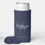 Enfriador De Latas Slim Monograma y nombre de Groomsmen con guión personal<br><div class="desc">Añada un toque personal a su boda con un refrigerador de bebidas personalizado. Este refrigerador de bebidas presenta el nombre de groomsman personalizado en estilo de letra de escritura clásico blanco con detalles bodas en estilo de fuente serif clásico blanco y monograma en estilo de fuente serif clásico azul marino...</div>