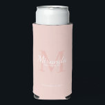 Enfriador De Latas Slim Monograma y nombre de la dama de honor personaliza<br><div class="desc">Los regalos personalizados de Bridesmaids presentan el nombre personalizado de la dama de honor en el estilo de tipo de letra blanco clásico y monograma en el estilo de tipo de letra serif rosa clásico y rosa negro como fondo con título y fecha boda en el estilo de tipo de...</div>