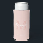 Enfriador De Latas Slim Monograma y nombre de la dama de honor personaliza<br><div class="desc">Los regalos personalizados de Bridesmaids presentan el nombre personalizado de la dama de honor en el estilo de tipo de letra blanco clásico y monograma en el estilo de tipo de letra serif rosa clásico y rosa negro como fondo con título y fecha boda en el estilo de tipo de...</div>