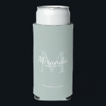 Enfriador De Latas Slim Monograma y nombre de la dama de honor personaliza<br><div class="desc">Los regalos personalizados de Bridesmaids presentan el nombre personalizado de la dama de honor en el estilo de tipo de letra blanco clásico y monograma en el estilo de tipo de letra sage green classic serif como fondo con título y fecha boda en el estilo de tipo de letra serif...</div>