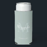 Enfriador De Latas Slim Monograma y nombre de la dama de honor personaliza<br><div class="desc">Los regalos personalizados de Bridesmaids presentan el nombre personalizado de la dama de honor en el estilo de tipo de letra blanco clásico y monograma en el estilo de tipo de letra sage green classic serif como fondo con título y fecha boda en el estilo de tipo de letra serif...</div>