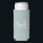 Enfriador De Latas Slim Monograma y nombre de la dama de honor personaliza<br><div class="desc">Añada un toque personal a su boda con el monograma y el regalo de nombre de la dama de honor. Este diseño presenta el nombre personalizado de la dama de honor con título y fecha boda en blanco y monograma en verde sabio como fondo, en estilo clásico serif, sobre fondo...</div>