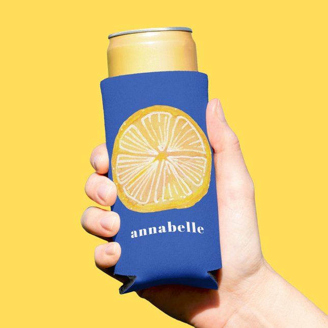 Enfriador De Latas Slim Nombre de la rebanada de limón (Citrus Lemon summer can cooler with custom name or choice of text. Blue background.)