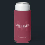 Enfriador De Latas Slim Refrigerador de bebidas de Groomsmen minimalistas<br><div class="desc">Añada un toque personal a su boda con un refrigerador de bebidas personalizado. Este refrigerador de bebidas presenta el nombre personalizado del groomsman con título y fecha boda en blanco y monograma en rojo burdeos claro como fondo, en estilo serif clásico, con fondo rojo burdeos. También perfecto para el mejor...</div>