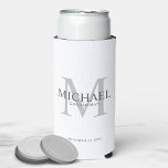 Enfriador De Latas Slim Refrigerador de bebidas de Groomsmen minimalistas<br><div class="desc">Añada un toque personal a su boda con un refrigerador de bebidas personalizado. Este refrigerador de bebidas presenta el nombre personalizado del groomsman con título y fecha boda en gris claro y monograma en gris claro como fondo, en estilo clásico serif, sobre fondo blanco. También perfecto para el mejor hombre,...</div>