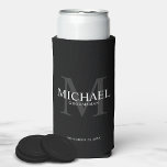 Enfriador De Latas Slim Refrigerador de bebidas de Groomsmen minimalistas<br><div class="desc">Añada un toque personal a su boda con un refrigerador de bebidas personalizado. Este refrigerador de bebidas presenta el nombre personalizado del groomsman con título y fecha boda en blanco y monograma en gris como fondo, en estilo clásico serif, sobre fondo negro. También perfecto para el mejor hombre, padre de...</div>