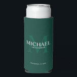 Enfriador De Latas Slim Refrigerador de bebidas de Groomsmen minimalistas<br><div class="desc">Añada un toque personal a su boda con un refrigerador de bebidas personalizado. Este refrigerador de bebidas presenta el nombre personalizado del groomsman con título y fecha boda en blanco y monograma en verde esmeralda claro como fondo, en estilo clásico serif, sobre fondo verde esmeralda. También perfecto para el mejor...</div>