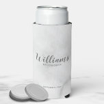 Enfriador De Latas Slim Refrigerador de bebidas de Groomsmen personalizado<br><div class="desc">Refrigerador de bebidas Groomsmen personalizado con guión moderno con el nombre personalizado del groomsman en estilo de letra de escritura moderno gris con título y fecha boda en sans serif moderno estilo de fuente sobre fondo de mármol blanco. También perfecto para la empleada de honor, la niña flor, la madre...</div>