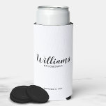 Enfriador De Latas Slim Refrigerador de bebidas de Groomsmen personalizado<br><div class="desc">Refrigerador de bebidas Groomsmen personalizado con guión moderno con el nombre del groomsman personalizado en estilo de letra de escritura moderno negro con título y fecha boda en sans serif moderno estilo de fuente sobre fondo blanco. También perfecto para la empleada de honor, la niña flor, la madre de la...</div>