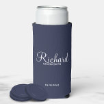 Enfriador De Latas Slim Refrigerador de bebidas Groomsman personalizado co<br><div class="desc">Regalos personalizados de Groomsman con el nombre personalizado del groomsman en un estilo de letra blanco moderno con el título y la fecha boda en un estilo de letra sans serif moderno con fondo azul marino. También perfecto para el mejor hombre, padre de la novia, dama de honor, madre de...</div>