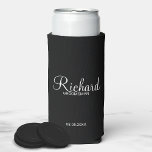 Enfriador De Latas Slim Refrigerador de bebidas Groomsman personalizado co<br><div class="desc">Regalos personalizados de Groomsman con el nombre personalizado del groomsman en un estilo de letra blanco moderno con el título y la fecha boda en un estilo de letra sans serif moderno con fondo negro. También perfecto para el mejor hombre, padre de la novia, dama de honor, madre de la...</div>