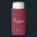 Enfriador De Latas Slim Refrigerador de bebidas Groomsman personalizado co<br><div class="desc">Regalos personalizados de Groomsman con el nombre personalizado del groomsman en un estilo de letra blanco moderno con el título y la fecha boda en modernos sans serif con el estilo de letra en rojo burdeos. También perfecto para el mejor hombre, padre de la novia, dama de honor, madre de...</div>