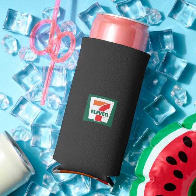 Enfriador De Latas Slim un logo de siete siete en un fondo verde (Verano in situ)