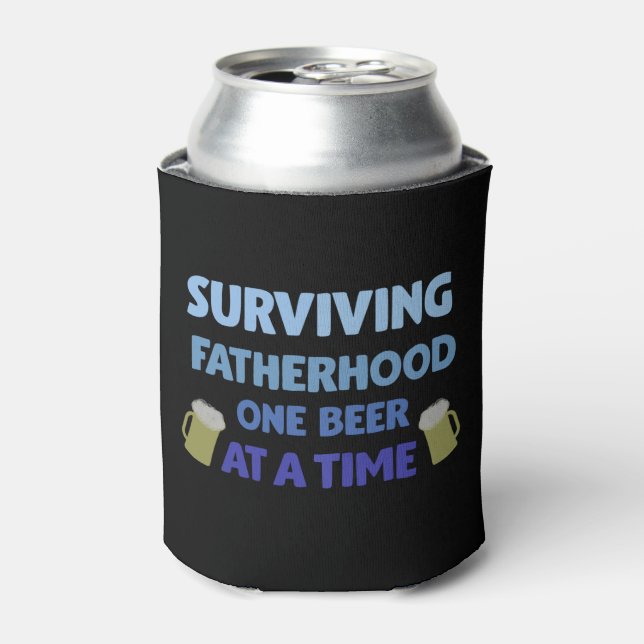 Enfriador De Latas Sobreviviendo a la paternidad Una cerveza a la vez (Lata Anverso)
