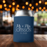 Enfriador De Latas Sr. y Sra. Wedding favorecen el azul de la marina<br><div class="desc">Un color de negrita con fuentes de moda hace una pieza de instrucción para los favores de recepción. Los elementos son más fáciles de personalizar cuando se reemplazan primero todo el texto y las fotos. Si su arte todavía necesita ser ajustado, haga clic en el botón Personalizar Este botón. Esto...</div>