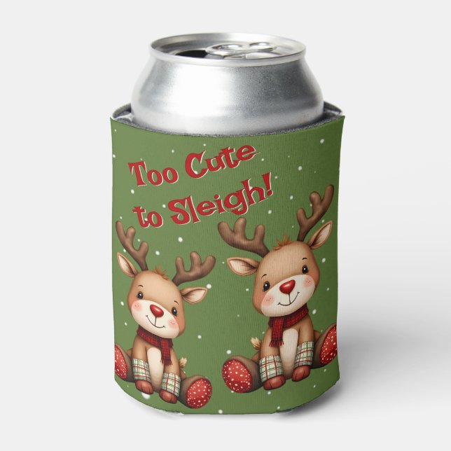 Enfriador De Latas Sweet Reindeer Pair in Holiday Snowfall (Lata Anverso)