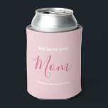Enfriador De Latas Te Ama Mamá Rosa Minimalista<br><div class="desc">Te Ama Mamá Diseño Minimalista Rosa. Tipografía dulce, femenina, simple, moderna y elegante. El texto de Front & Back es "Te amamos", "Mamá" y "Tus Nombres". Todo el texto puede cambiarse fácilmente a sus propios y encantadores mensajes. ¡Pida hoy a este elegante refrigerador de bebidas que exprese su amor y...</div>