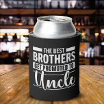 Enfriador De Latas The Best Brothers Get to Promoted to Uncle<br><div class="desc">Diseño con tipografia linda en color plateado con la leyenda" The Best Brothers Get to Promoted to Uncle" ideal para los hermanos que seran promovidos a nuevos tios este año. ideal para regalar en cualquier ocasion. No dude y adquiera este lindo diseño ahora.</div>