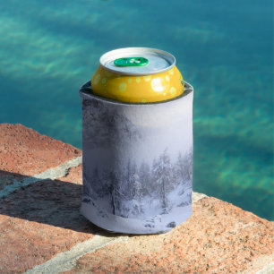 Enfriador De Latas Tierras maravillosas del invierno, niebla, bosque