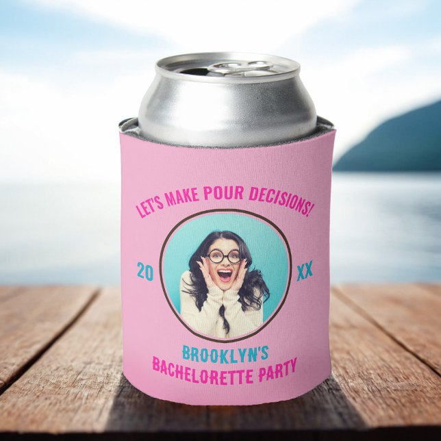Enfriador De Latas Tomemos decisiones de derramar en la despedida de  (Let's Make Pour Decisions Bachelorette Party Can Cooler in Pink and Blue)
