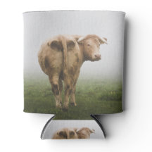 Toro de vaca blanco mirando hacia atrás en un camp