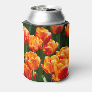 Enfriador De Latas Tulipanes naranjas brillantes en el parque