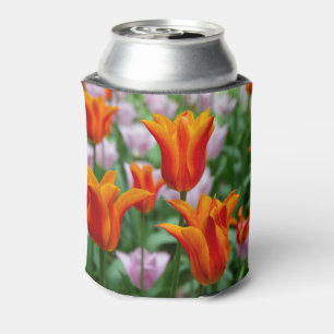 Enfriador De Latas Tulipanes naranjas brillantes en el parque