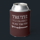 Enfriador De Latas Verdad - Funny Groomsman Propuesta Maroon<br><div class="desc">Verdad - Funny Groomsman Propuesta Sage Green Refrigerador de bebidas orgullosamente hecho en Estados Unidos Refrigerador de bebidas: Koozie no manteniendo tu lata fría? ¿Tu té instantáneo se enfría antes de que puedas darle el primer sorbo? ¡Olvídate de todo eso con haciéndote con un enfriador de latas de Zazzle! No...</div>