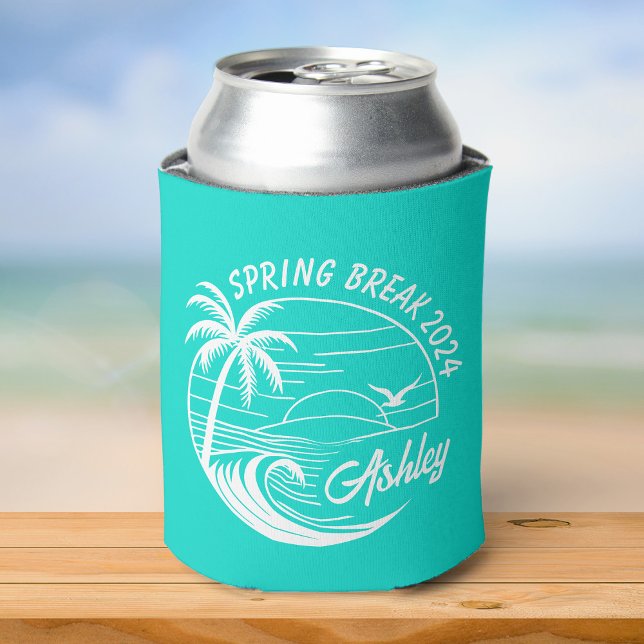 Enfriador De Latas Viaje de chicas personalizado para vacaciones de p (A turquoise can cooler featuring "Spring Break 2024" and "Ashley," with a palm tree and wave design )