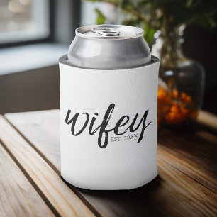 Enfriador De Latas Wifey - Brillante caligrafía negra para la novia