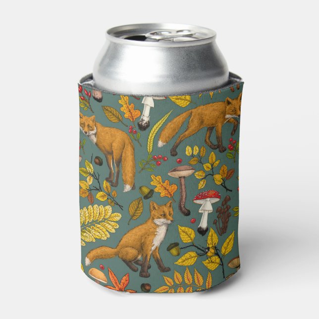 Enfriador De Latas zorros otoñales sobre verde pino (Lata Anverso)