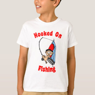 Enganchado en la camiseta del niño de la pesca