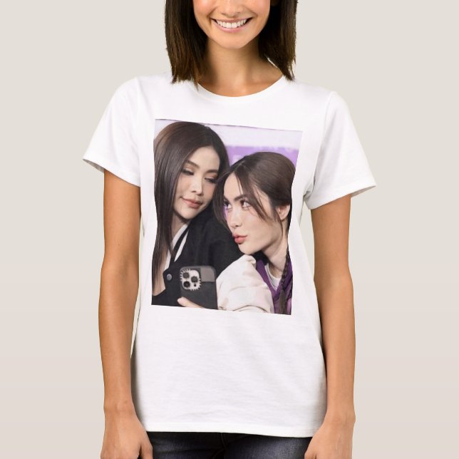 Engfa Waraha & Charlotte Austin Englot Camisetas G (Anverso)