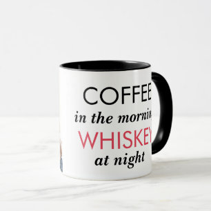 Enojado sobre la taza de café de la luna