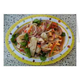 Ensalada de salchichas tailandesas... Comida calle
