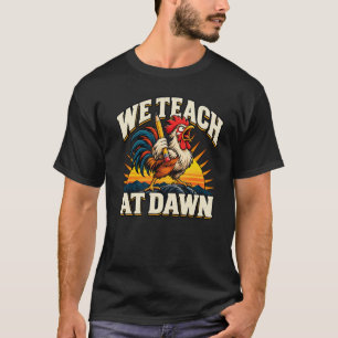 Enseñamos al amanecer Camiseta de gallo divertida 