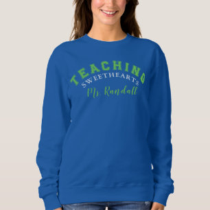 Enseñando sudadera de novias
