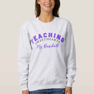 Enseñando sudadera de novias