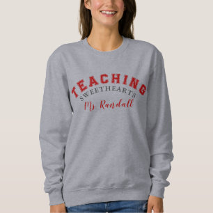 Enseñando sudadera de novias