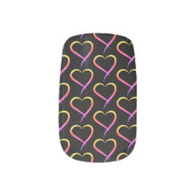 Corazón arcoiris sobre negro