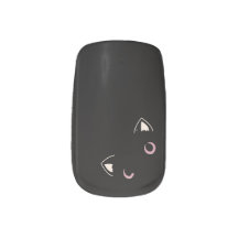 Pieando curioso gato negro