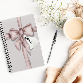 Envuelto en un cuaderno de arco rosa