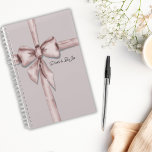 Envuelto en una proa rosa - Planificador templado<br><div class="desc">Un adorable fondo bebe rosado con un arco color agua polvoriento rosado envuelto justo al frente.</div>