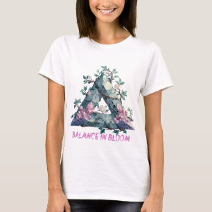 Equilibrio en la camiseta floral del triángulo de 