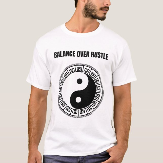 Equilibrio sobre camiseta de barro | Tee de estilo (Anverso)