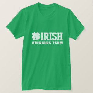 Equipo de consumición irlandés de la camisa el  